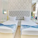 Ramada By Wyndham Trimontium Хотел 4*