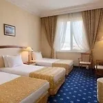 Ramada By Wyndham Trimontium Хотел 4*
