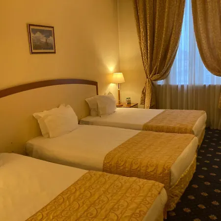 Ramada By Wyndham Trimontium Отель