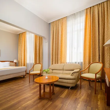 Ramada By Wyndham Trimontium Готель Пловдив