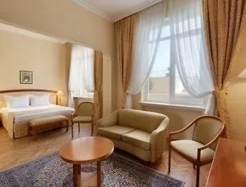 Ramada By Wyndham Trimontium Готель