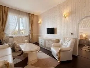 Ramada By Wyndham Trimontium Готель 4*