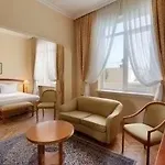 Ramada By Wyndham Trimontium Hotel