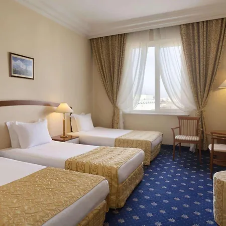 Ramada By Wyndham Trimontium Хотел