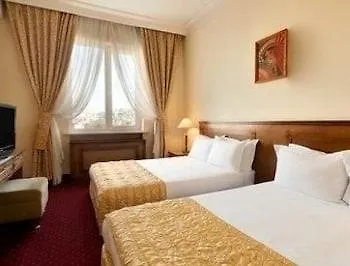 Ramada By Wyndham Trimontium فندق بلوفديف