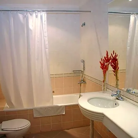Ramada By Wyndham Trimontium Хотел 4*