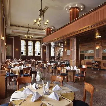 Ramada By Wyndham Trimontium Хотел